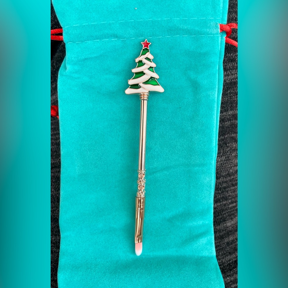 Christmas make up brushes with Christmas bag. Set up 6 metal handles brushes.